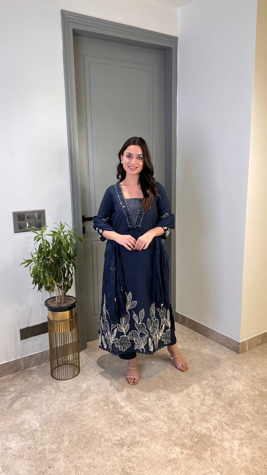 Elegant Embroidered Kurta Ensemble